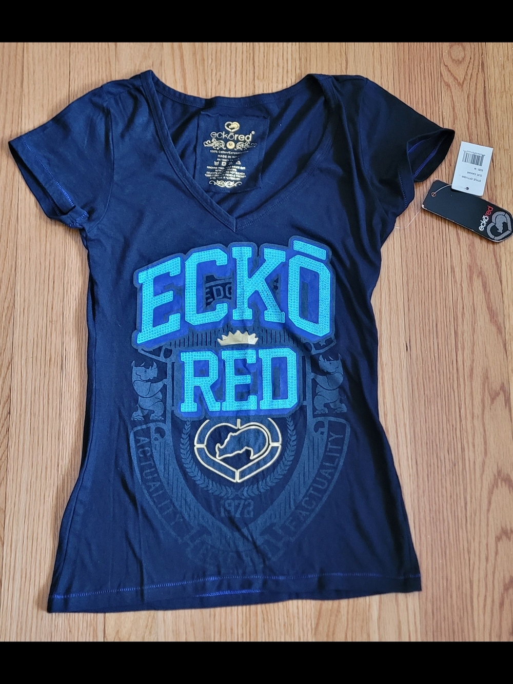 Y2K- Vintage ECKŌ RED Graphic V-Neck Tee- NEW with Tags!!! Size: Medium